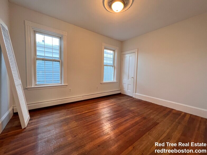 Building Photo - 401 E 7th St