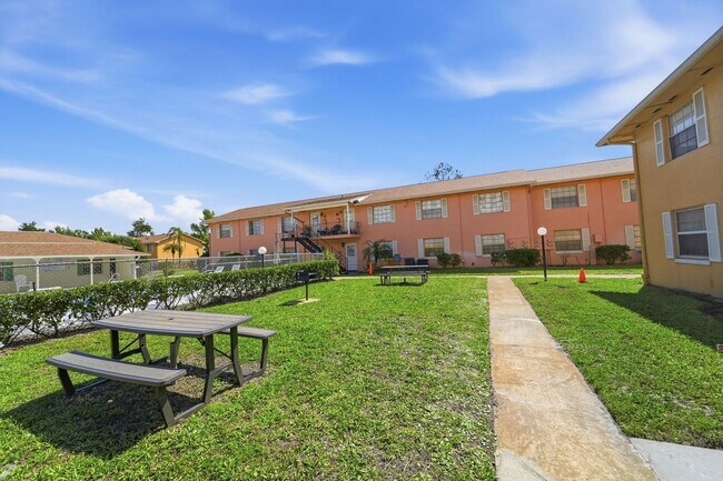 Building Photo - Modern & Spacious 2-Bedroom Apartment in Serene Oakridge Orlando