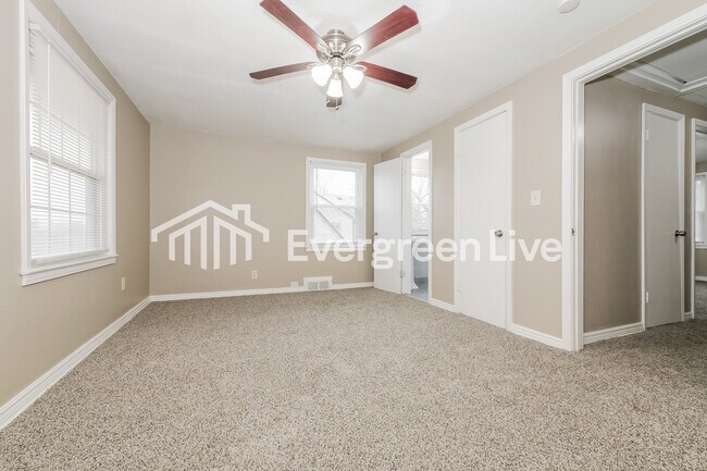 Building Photo - 8016 Holmes Rd