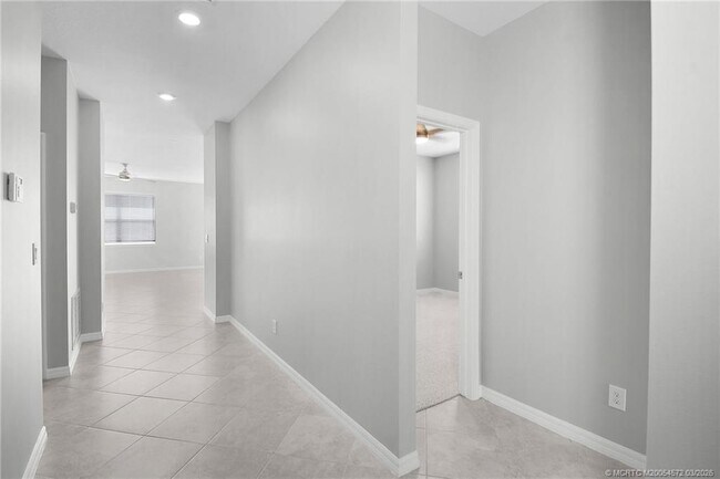 Building Photo - 10550 SW Captiva Dr