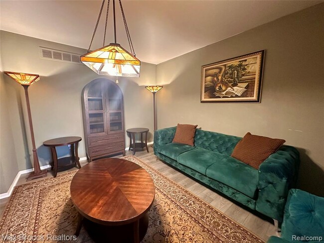Building Photo - 6942 Leslee Crest Dr