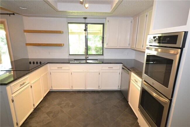 Building Photo - 402 Greenwood Dr