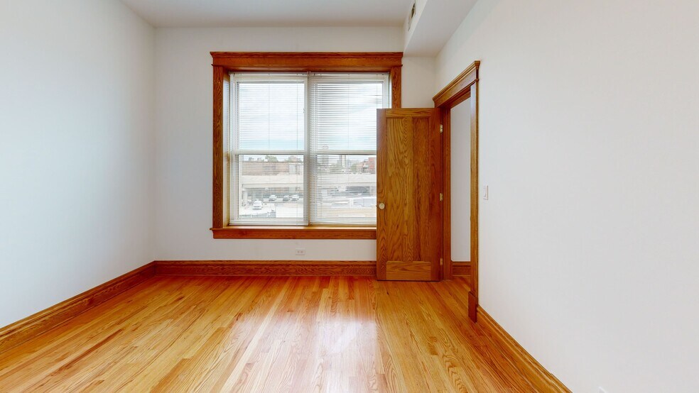 Building Photo - 3406 N Sheffield Ave
