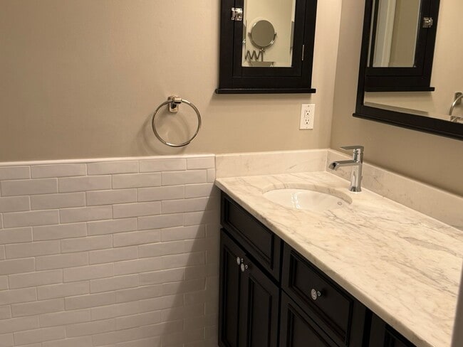 Building Photo - Stunning Home, Great Location, and More!
