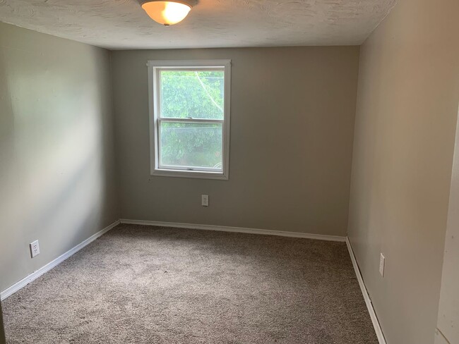 Building Photo - 3 bedroom 1.5 bathroom located in Carlisle...