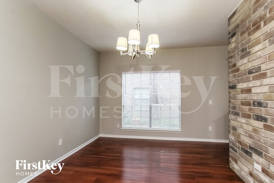 Building Photo - 123 S Village Knoll Cir