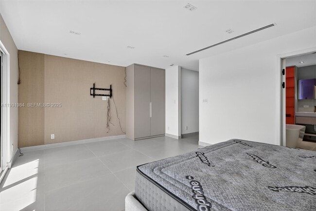 Building Photo - 3830 NE 171 St