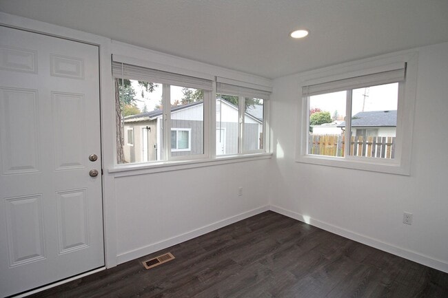 Building Photo - 7225 SE 65th Ave