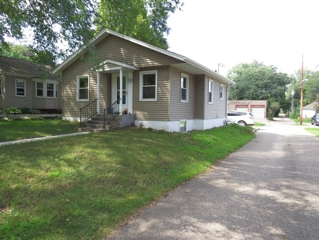 Primary Photo - 1222 Vine St