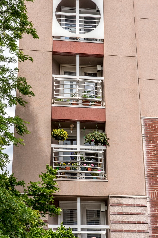 Building Photo - 345 Franklin St