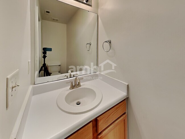 Building Photo - 1749 E Ridge Heights Dr