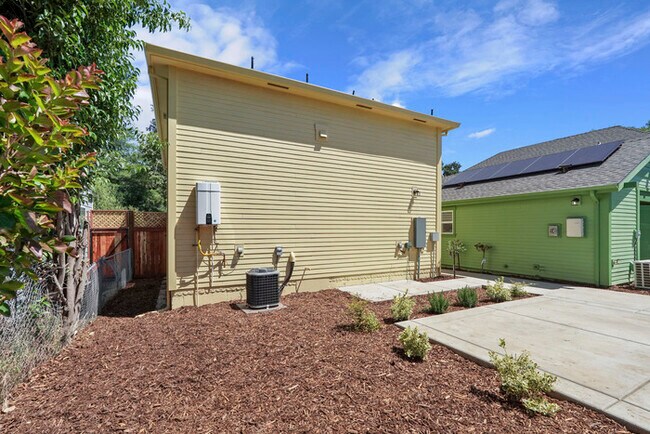 Building Photo - Beautifully updated 2/1 in North Oak Park! Located Close to UC Davis Med Center + MgGeorge Law Sc...