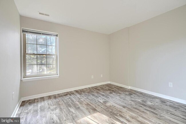 Building Photo - 201 Star Pointe Ct