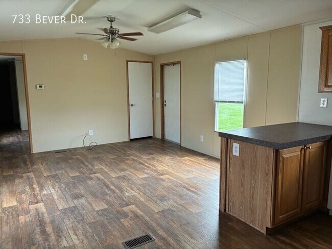 Building Photo - 733 W Bever Dr