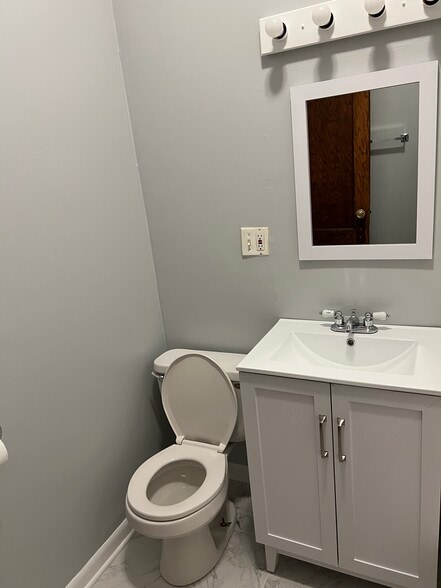 Building Photo - 6833 S Ada St