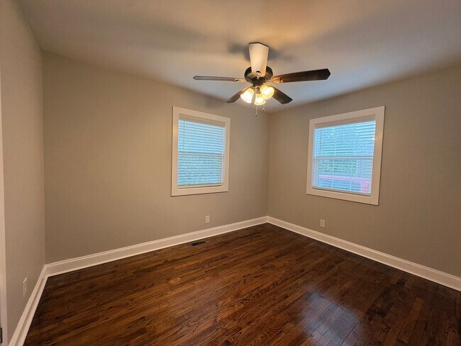 Building Photo - 2 Bedroom, 1 Bathroom House in Greensboro!
