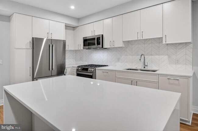 Building Photo - 811 N Columbus St