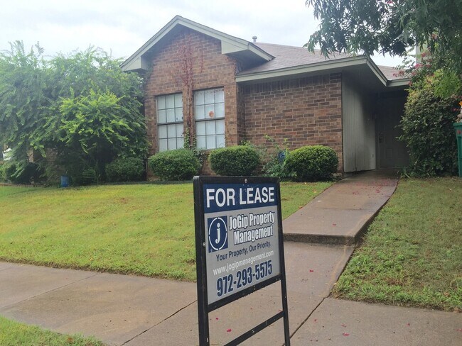 Building Photo - 3-2 DUPLEX! AVAILABLE NOW