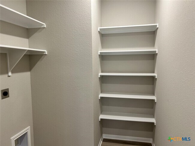 Building Photo - 10211 Six Shooter Ln