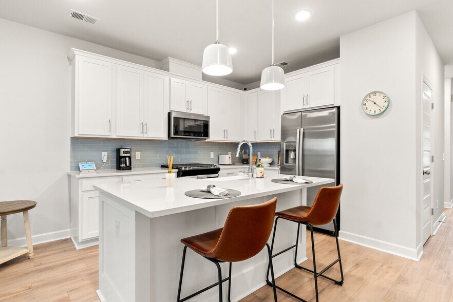 Building Photo - 825 Descartes St