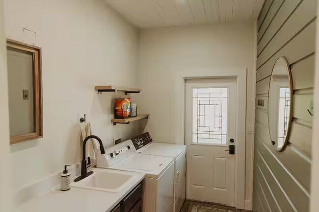 Building Photo - Historic Charm Meets Modern Comfort – Fully Furnished ~ $1000 Move in Special if Rented Furnished