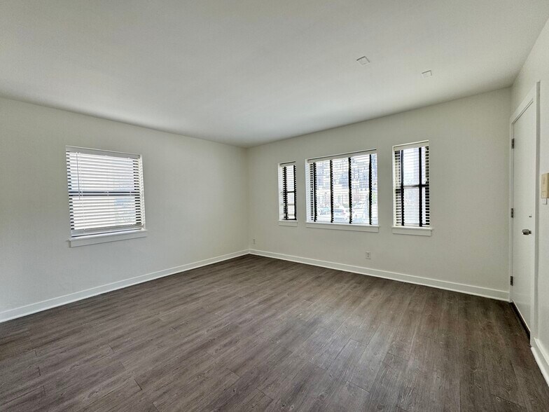 Building Photo - 4524 Broadway St