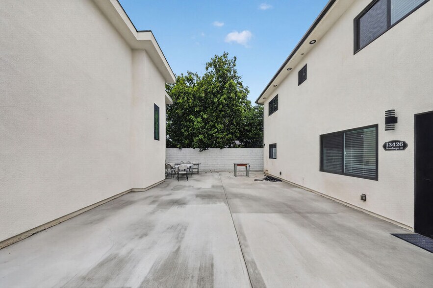 Building Photo - 9614 Bartee Ave