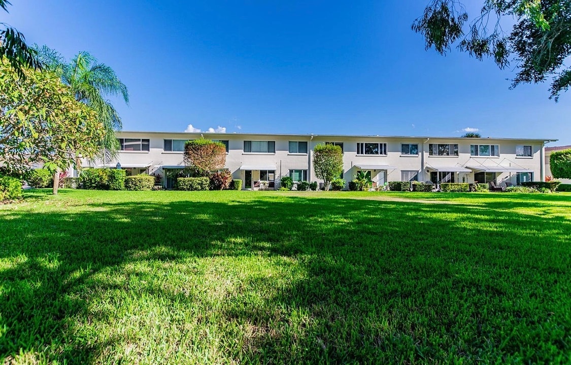 Back of Condo - 4550 Overlook Dr NE