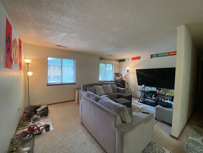 Building Photo - $975 | 2 Bedroom, 1 Bathroom APARTMENT | N...