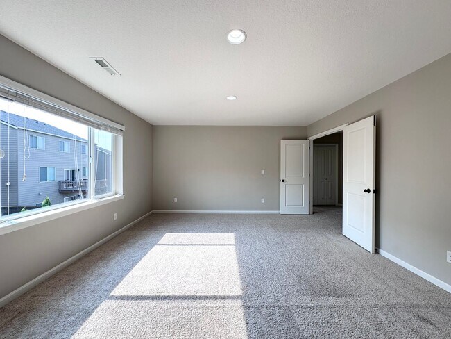 Building Photo - Stunning Modern 5 Bed 3 Bath Home in North...