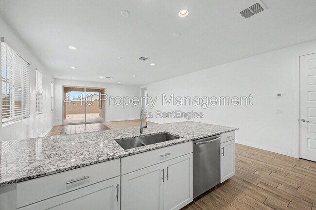 Building Photo - 3241 E Malibu Dr