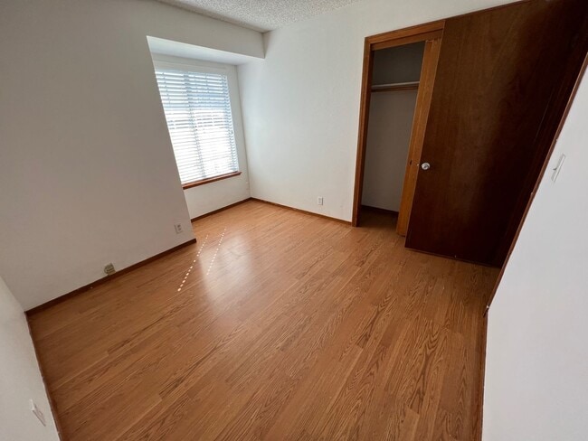Building Photo - Northeast Hanford 3 bedroom 2 bath with la...