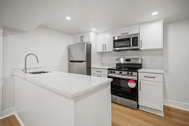 Building Photo - 31 W 46th St