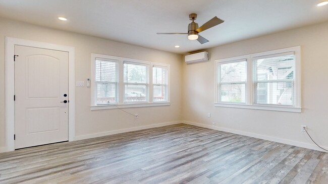 Building Photo - Beautiful 2 Bedroom 1.5 Bathroom Home! Sho...