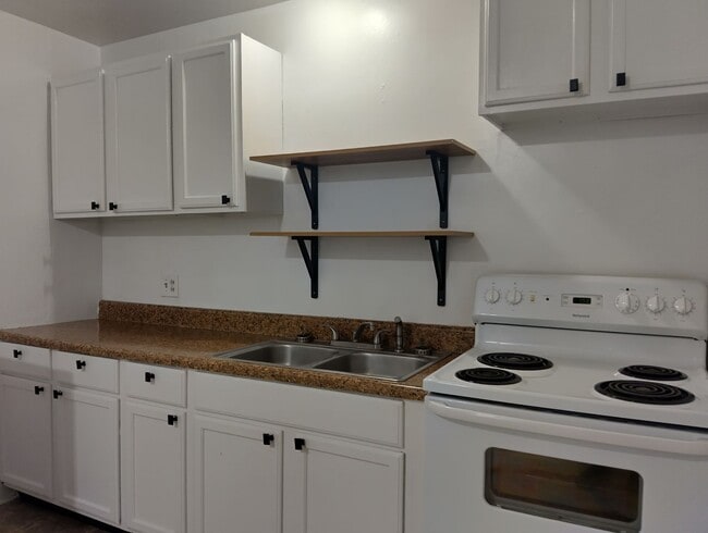 Building Photo - Lovely single family home available in the...