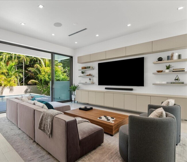 Building Photo - 1311 Bay Dr