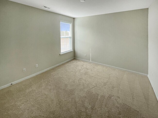 Building Photo - 4 Bed/3 Bath Luxurious Townhome in Chester...
