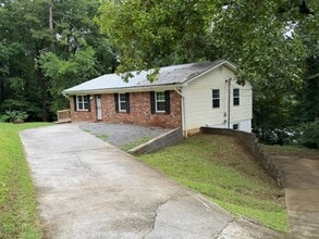 Building Photo - 4040 Lynncrest Dr NE