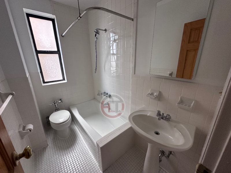 Building Photo - 2860 Buhre Ave