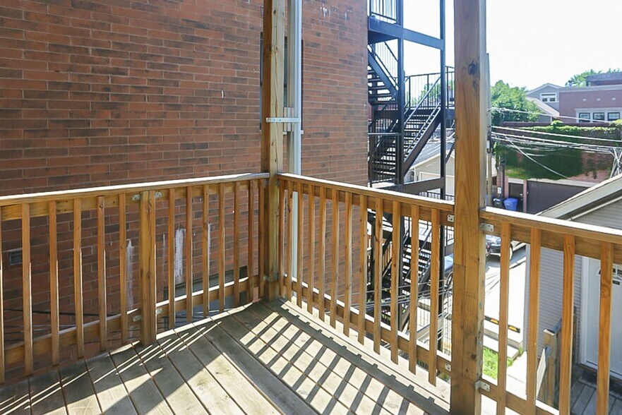 Building Photo - 2326 N Southport Ave
