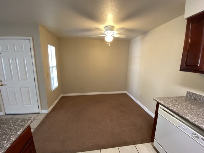 Building Photo - 3 Bedroom 2 bath condo located on second floor.