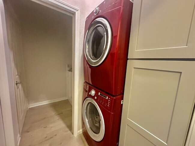 Building Photo - Beautifully Updated Elegant two Bedroom Ho...