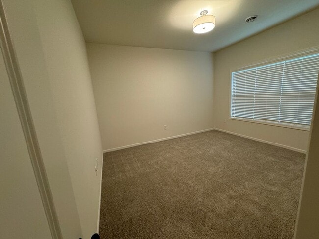 Building Photo - 3-bedroom, 3-bathroom South Fargo Family H...