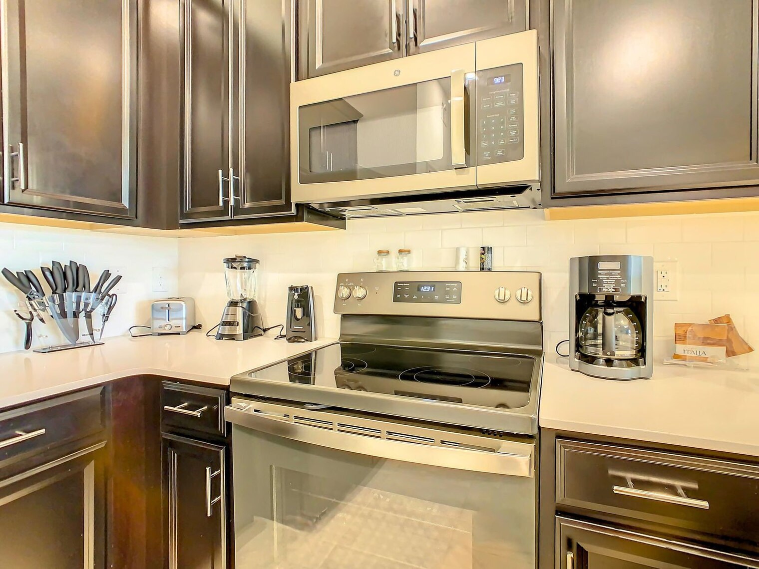 Building Photo - 9331 Sommerset Hills Dr