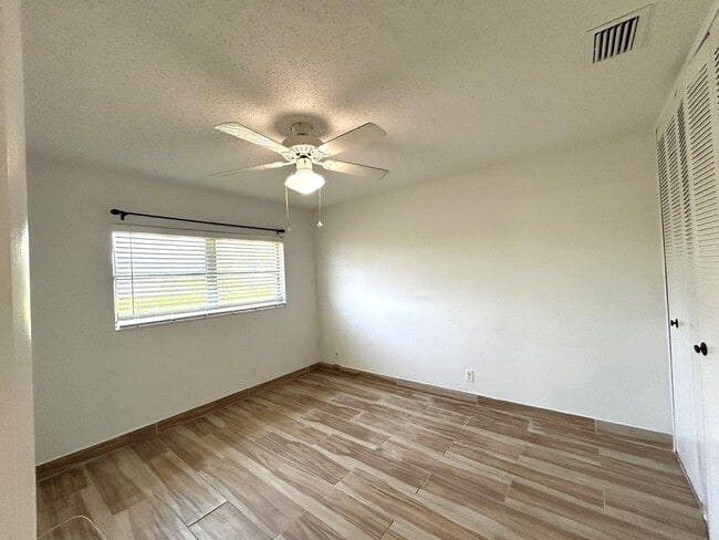 Building Photo - 2522 Emory Dr E
