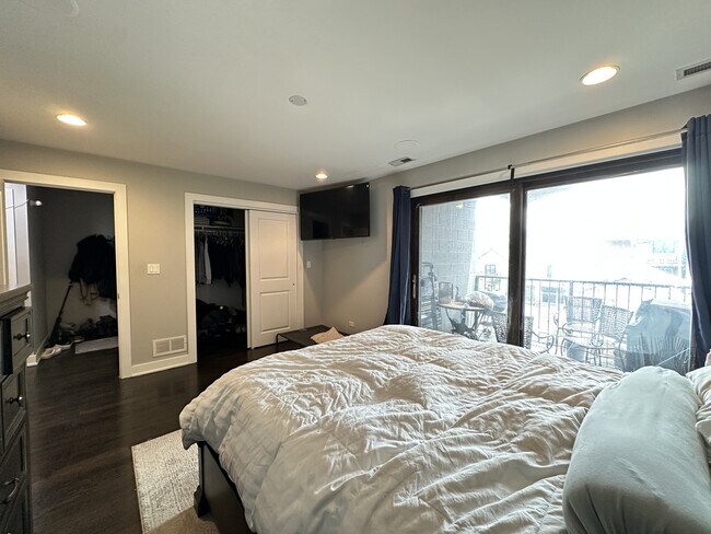 Building Photo - 907 N Damen Ave