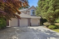 Building Photo - Modern Redmond Living in a Prime Location