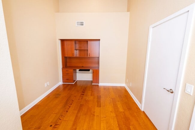 Building Photo - 2BR/2.5BA Townhome with garage - READY NOW!