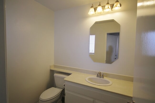 Building Photo - Spacious home/townhome in wonderful neighb...