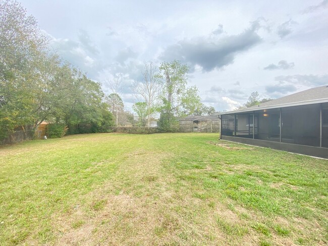 Building Photo - 3 Bed / 2 bath / 1 Car Garage Home with La...